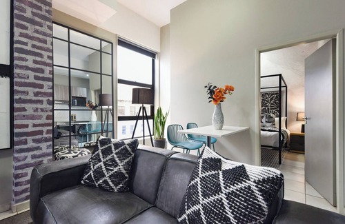Parkwood Apartment | Chic, Sleek and Sophisticated: 1 Bed Rosebank Gem