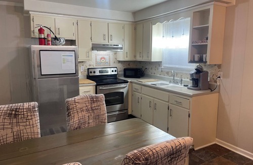 Clarksville Apartment | Chic & Spacious 3-Bedroom Retreat in the Heart of Clarksville