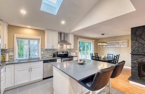 Covington House | Chic & Spacious 5 BR Stylish House! Prime Location, Free Parking, Fast Wi-fi