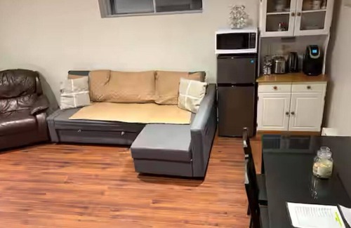 Laval Apartment | Chic Spacious Basement Pool WellServed No Kitchen