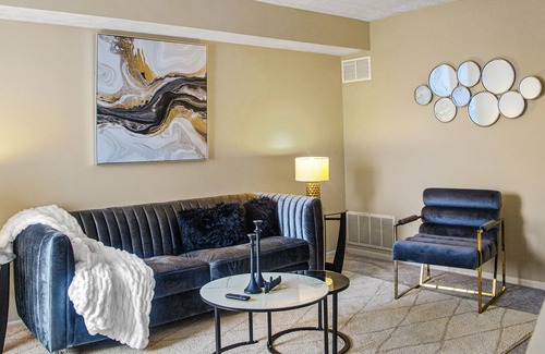 Skyland House | Chic & Spacious Family Oasis ~ Queen Bed ~ Parking