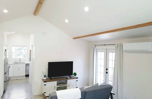 Westside Cottage | Chic Spanish Casita in beautiful Santa Barbara with WiFi and AC