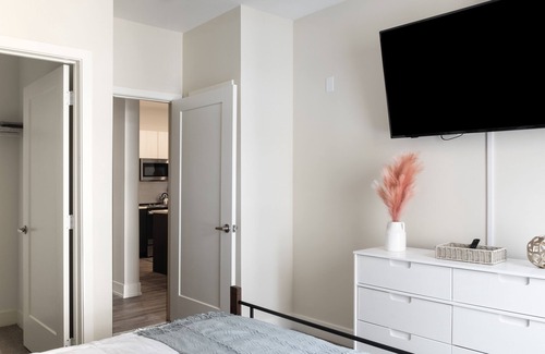 Black Rock Historic District Apartment | Chic Stay w/ King Bed Near Beardsley Zoo/ Free Parking