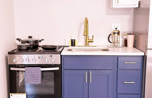 Rogers Park Apartment | Chic studio in Loyola University with WiFi, fitness room, steps from the lake