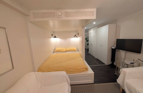 Riley Park Apartment | Chic Studio suite on Main St.: Explore Vancouver's vibrant culture & cuisine!