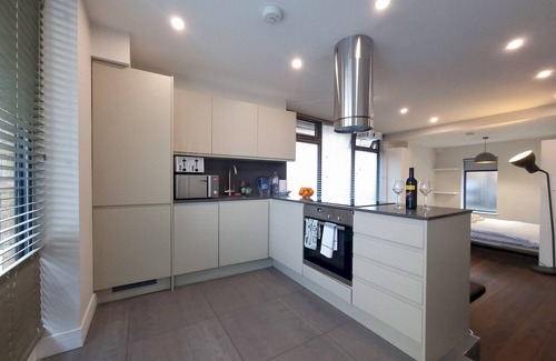 Stepney Green House | Chic Studio w Terrace | PTK| Pass the Keys