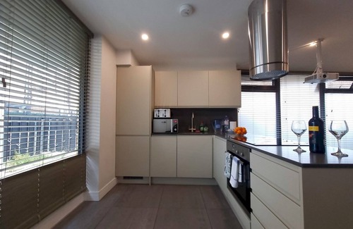 Stepney Green House | Chic Studio w Terrace | PTK| Pass the Keys