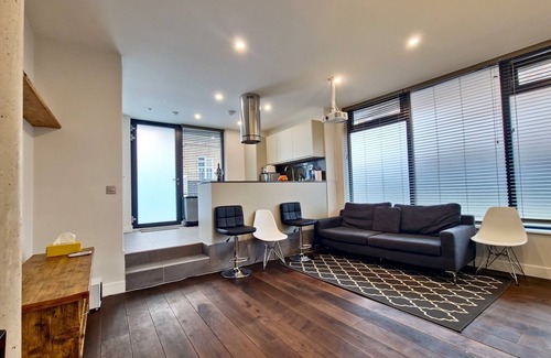 Stepney Green House | Chic Studio w Terrace | PTK| Pass the Keys