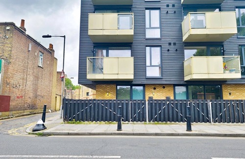 Stepney Green House | Chic Studio w Terrace | PTK| Pass the Keys