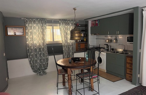 Trastevere Apartment | Chic studio with AC and WiFi in phenomenal Roma