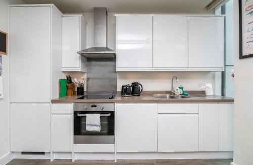 Cathedrals Apartment | Chic & Stylish 2-Bed in the Heart of London