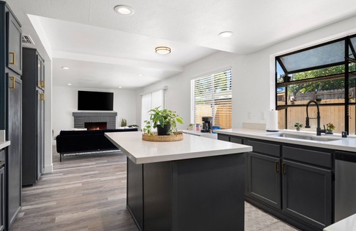 South Natomas House | Chic Stylish 5Bed/3Bath Retreat near Downtown
