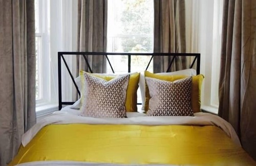 Highland Park House | Chic & Stylish Sanctuary | Near T
