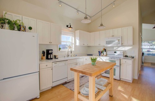 Pacific Beach Cottage | Chic 'Summer House Cottage' Walk to Ocean!