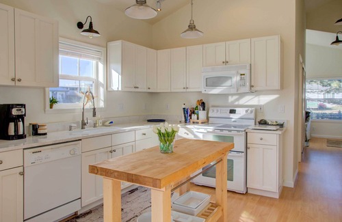 Pacific Beach Cottage | Chic 'Summer House Cottage' Walk to Ocean!