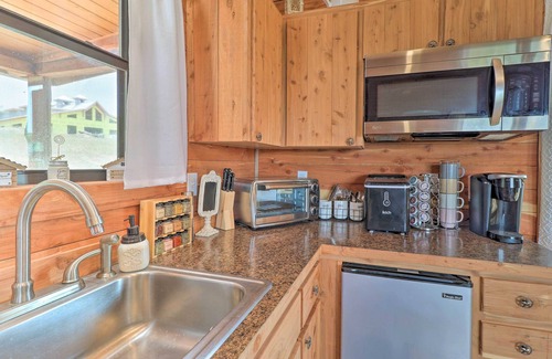 Milam County Cabin | Chic Thorndale Cabin w/Fire Pit & Paddleboat!