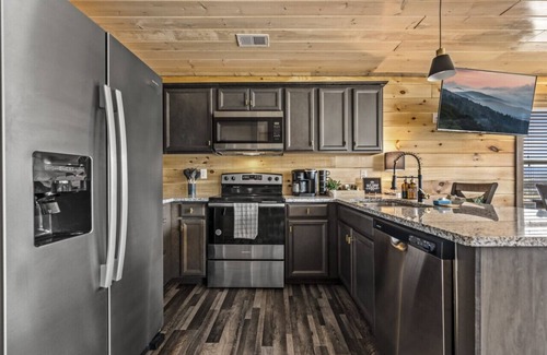 Sevierville House | Chic Treehouse Cabin with View