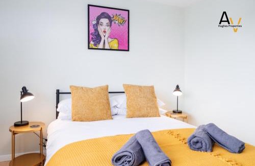 Northampton House | Chic Two-Bedroom House - Garden & Driveway, Ideal for Business or leisure Travellers By AV Hughes Properties