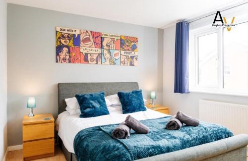 Northampton House | Chic Two-Bedroom House - Garden & Driveway, Ideal for Business or leisure Travellers By AV Hughes Properties