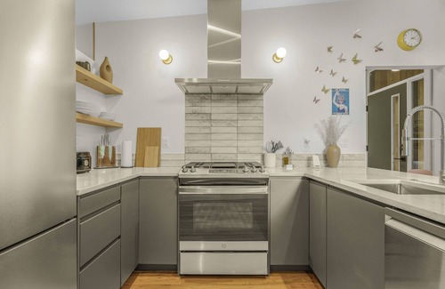Keizer House | Chic Urban Cabin with Cozy Fireplace, Full Kitchen & WiFi - Just Off I-5