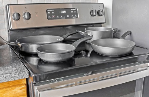 Downtown Cleveland Apartment | Chic Urban Escape, Wi-Fi, Café