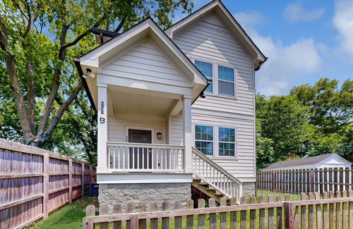 Woodbine Condo | Chic Urban Getaway Brand-New Condo w/Patio, Minutes to Nashville Hot Spots