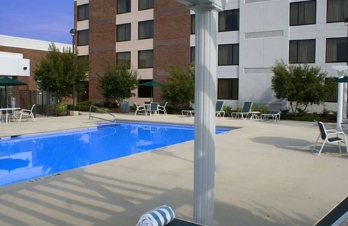 Rocky Mount House | Chic Urban Getaway: Close to Battle Park! FREE Parking Onsite, Pool!