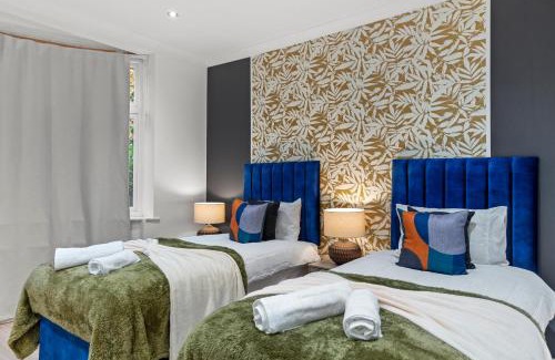 South Acton Apartment | Chic Urban Retreat in London - Sleeps 8