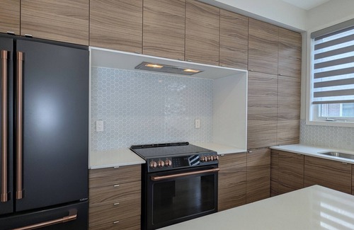 Oakville House | Chic Urban Stay in Oakville - 40mins to Toronto, walking distance to shops