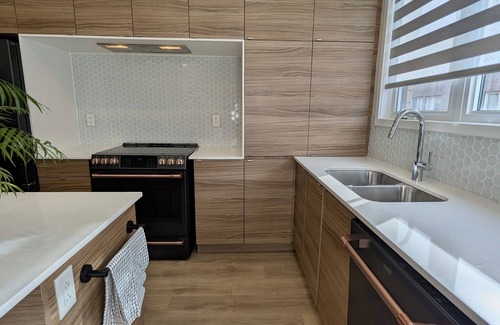 Oakville House | Chic Urban Stay in Oakville - 40mins to Toronto, walking distance to shops
