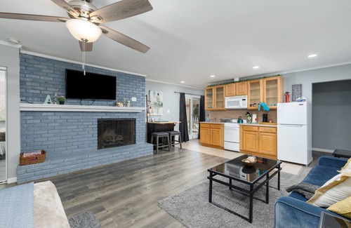Royal Crest Rancheros Apartment | Chic Vegas Studio - Pool, Patio, BBQ+ 3 Miles to Strip!