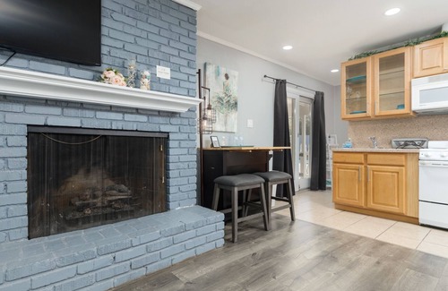 Royal Crest Rancheros Apartment | Chic Vegas Studio - Pool, Patio, BBQ+ 3 Miles to Strip!