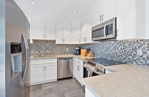 Victoria Park House | Chic Victoria Park Villa- 3BR-2BA w/Heated Pool & Spa