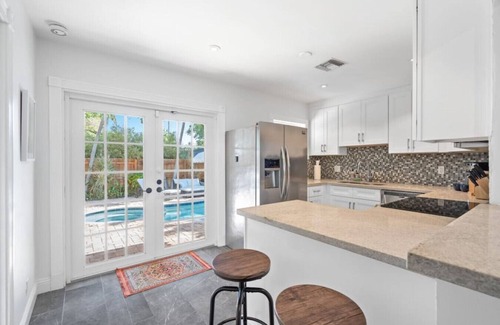 Victoria Park House | Chic Victoria Park Villa- 3BR-2BA w/Heated Pool & Spa