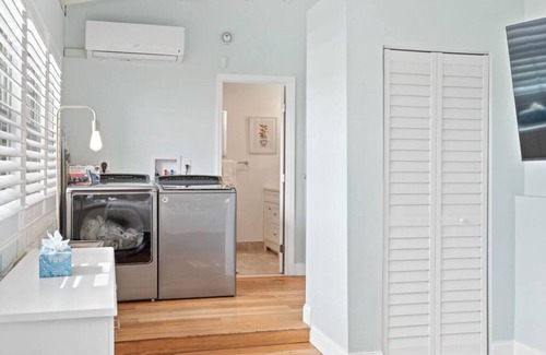 Victoria Park House | Chic Victoria Park Villa- 3BR-2BA w/Heated Pool & Spa