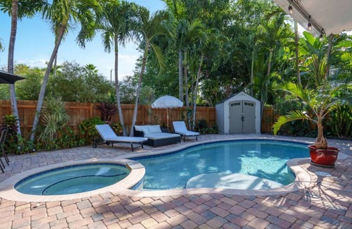 Victoria Park House | Chic Victoria Park Villa- 3BR-2BA w/Heated Pool & Spa
