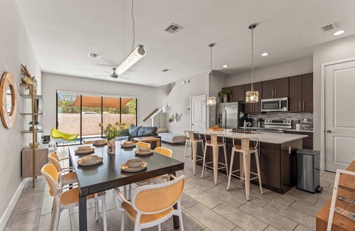 Loughman House | Chic Villa Domani Retreat - 9ppl