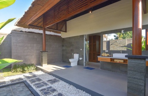 Banjartegehe Villa | Chic villa with 1 bedroom private pool access to beach
