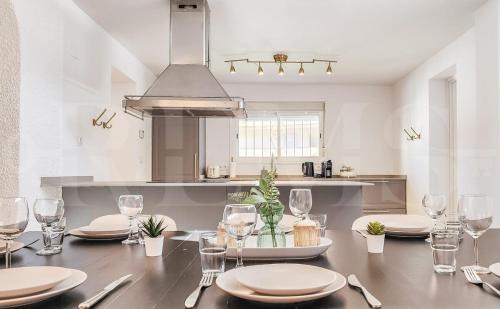 Torreblanca Villa | Chic Villa with pool, garden and parking REMS