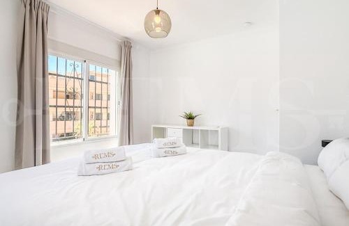 Torreblanca Villa | Chic Villa with pool, garden and parking REMS