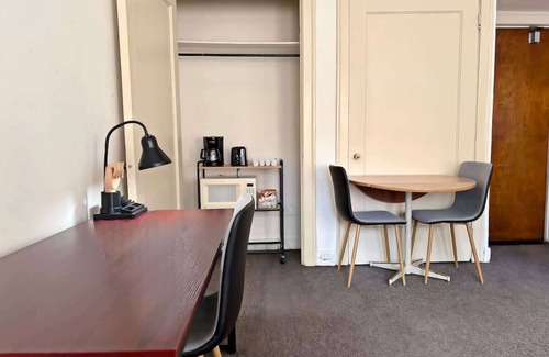 Gold Coast Apartment | Chic Vintage Studio in the Gold Coast