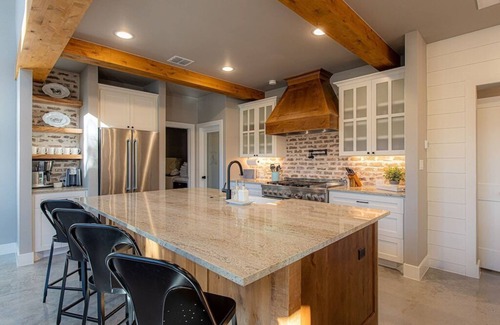 Kingsland House | Chic Waterfront Farmhouse + Pool + Game Room - Fun!