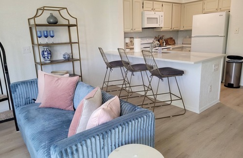 Quail Creek Condo | Chic, well-appointed 1-bedroom poolside condo with loft