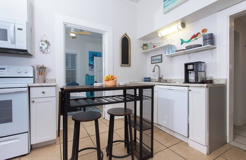 East Hill House | Chic WFH Retreat/Walk to Downtown/10min Drive to Beach