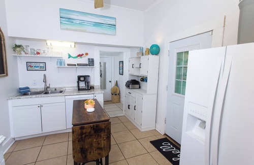 East Hill House | Chic WFH Retreat/Walk to Downtown/10min Drive to Beach