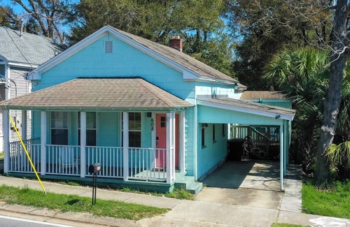 East Hill House | Chic WFH Retreat/Walk to Downtown/10min Drive to Beach