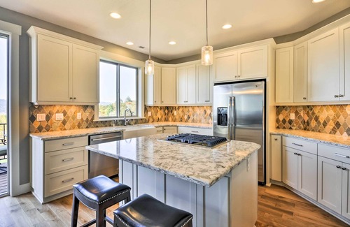 Gaston House | Chic Willamette Valley Home w/Deck & Vineyard!