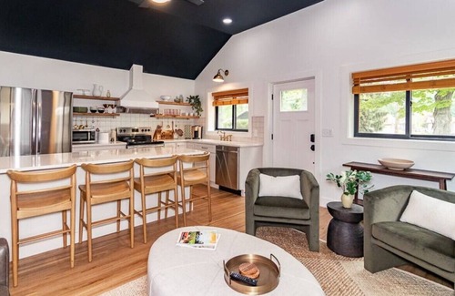 Lake Breeze Park House | Chic|Wine Country|Geneva|Lake Erie