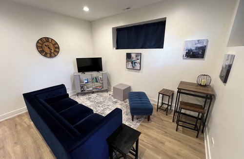 Woodlawn Apartment | Chicago 1-bedroom/1 Office apartment: welcoming Chicago with AC, onsite laundry