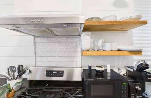 West Town Apartment | Chicago 2BR, Patio, Free Street Parking Near Wicker Park